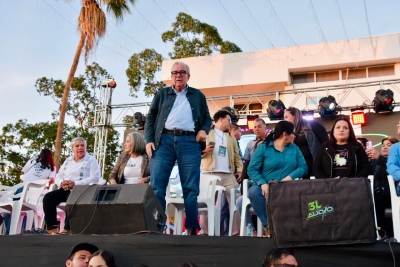 Gobernador Rocha acompa&ntilde;a a m&aacute;s de 120 mil personas al desfile en el Carnaval Guam&uacute;chil 2026