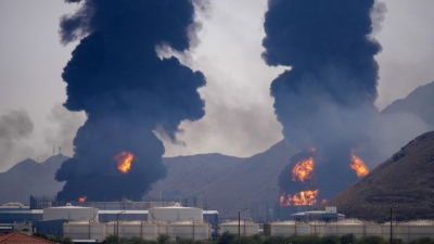 Estados Unidos bombardea el principal puerto petrolero iran&iacute;