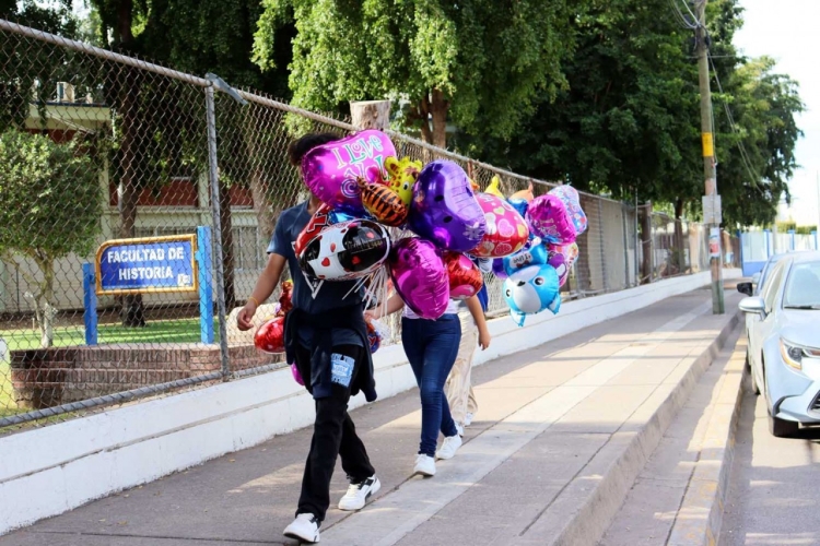 &iexcl;San Valent&iacute;n se digitaliza! Centennials transforman el consumo del 14 de febrero; priorizan tecnolog&iacute;a sobre regalos tradicionales, asegura experta